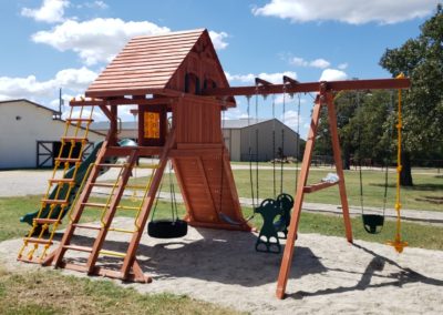 Farm-and-yard-parrot-isaland-playground-xl-wood-roof-treehouse-customer-2
