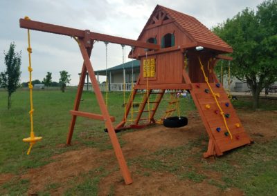 farm-and-yard-parrot-island-wood-treehouse-playground-customer-13