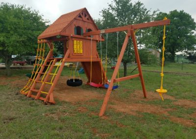 farm-and-yard-parrot-island-wood-treehouse-playground-customer-15